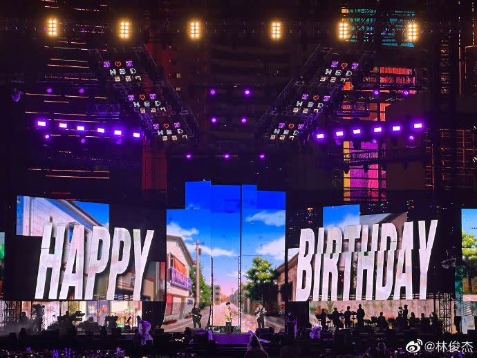 林俊傑昨晚在香港演唱會上，提前慶祝42歲生日。（圖／翻攝自微博）