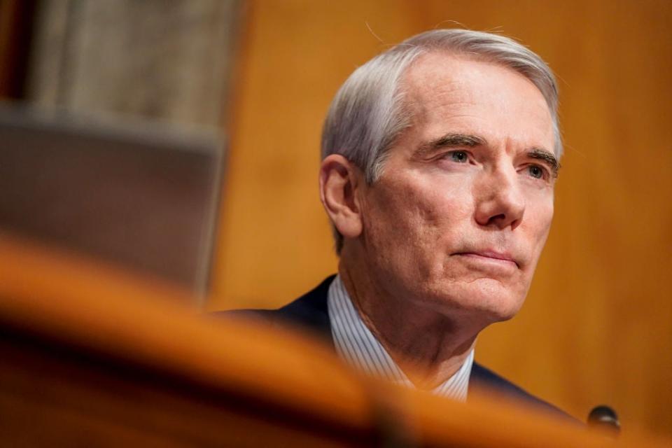 <p>El senador estadounidense Rob Portman (R-OH) interroga a Alejandro Mayorkas, nominado para ser Secretario de Seguridad Nacional, durante una audiencia de confirmación de Asuntos Gubernamentales y Seguridad Nacional del Senado en el Capitolio el 19 de enero de 2021 en Washington D.C</p> (Foto de Joshua Roberts-Pool / Getty Images)