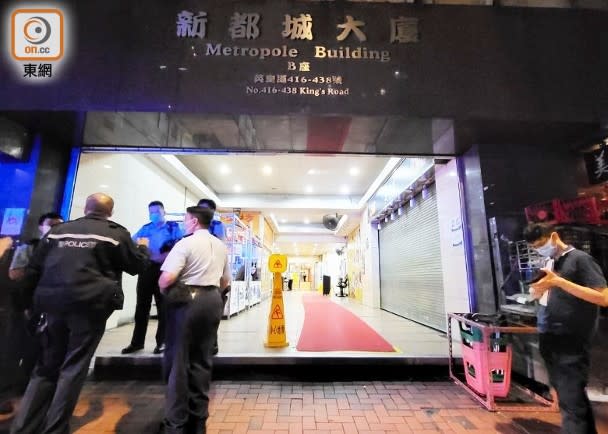 Police blocked the entrance to the building.  (Photo by Wen Jianxiong)
