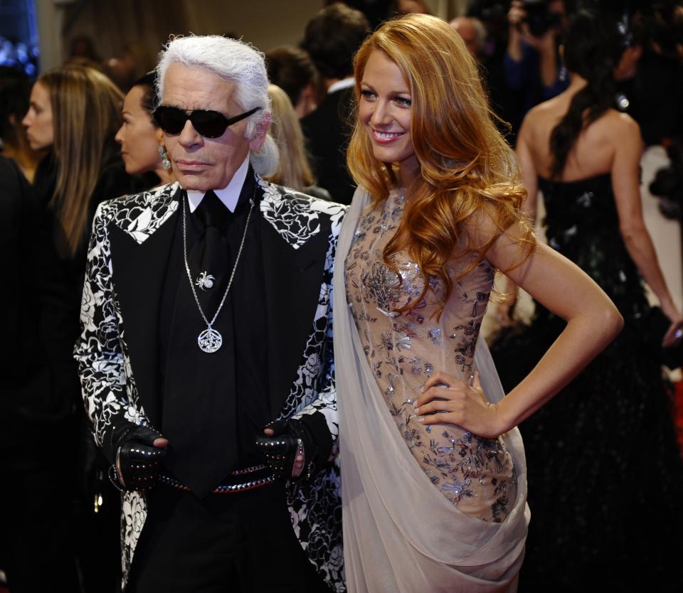 <p>Dans la longue liste des muses de Karl Lagerfeld, on retrouve également Blake Lively. La jeune femme a, notamment, été l’égérie des sacs Mademoiselle, de Chanel. Karl Lagerfeld croyait d’ailleurs beaucoup en elle : il pensait qu’elle aurait une grande carrière d’actrice. Et il avait raison ! </p>