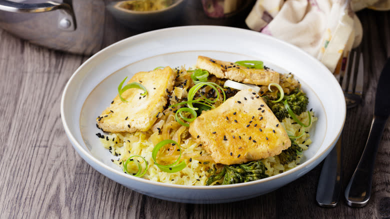 Braised tofu with brown rice and scallions