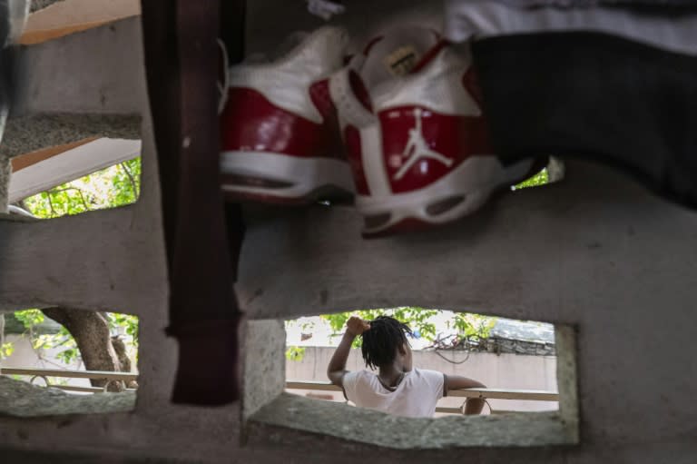 Las zapatillas de una persona desplazada por la violencia en Haití, fotografiada en una escuela reconvertida en refugio en el distrito de Campo de Marte, en el centro de Puerto Príncipe, en una imagen del 13 de junio de 2024 (Roberto Schmidt)