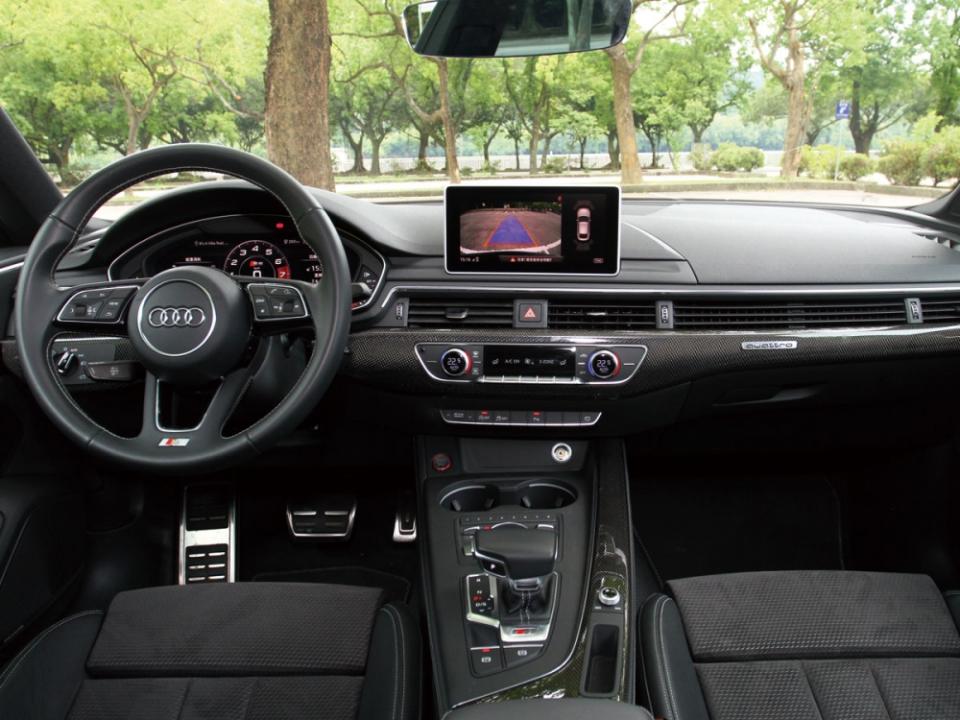 S車型專屬方向盤搭上大量碳纖維飾板，使內裝充滿戰鬥氛圍。