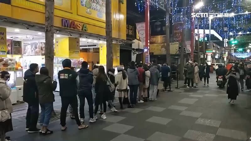 進駐西門町的日本零售連鎖店凌晨仍然有長長人龍在排隊。