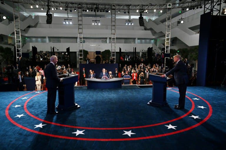 Le président républicain Donald Trump et l'ancien vice-président démocrate Joe Biden sur la scène de leur premier débat à Cleveland, dans l'Ohio, le 29 septembre 2020 - olivier DOULIERY © 2019 AFP