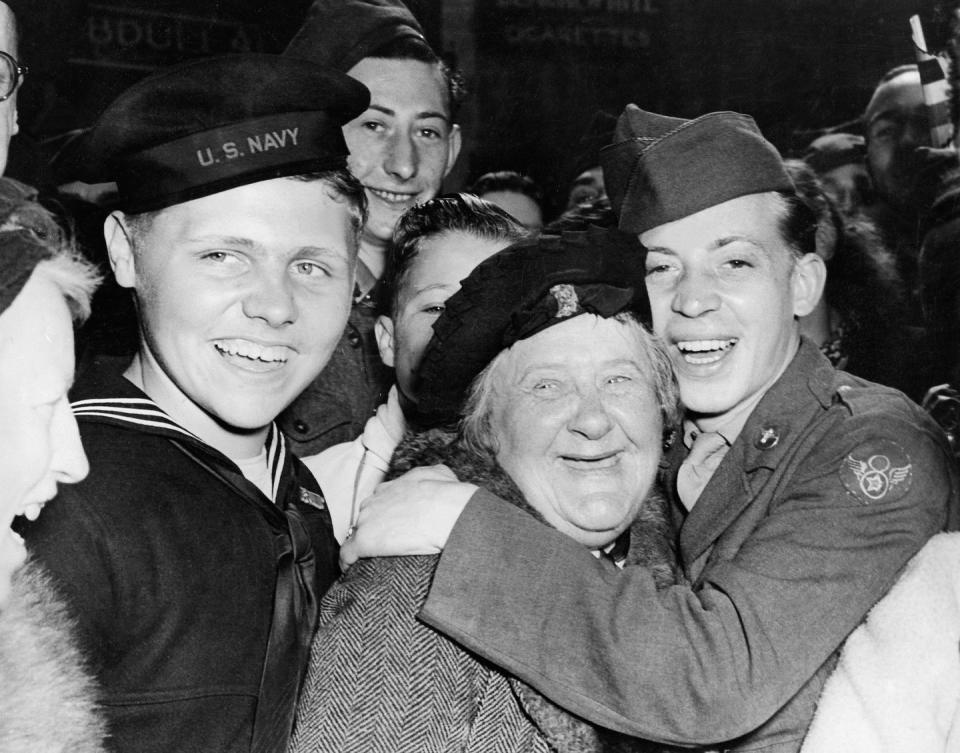 <p>English soldiers and citizens, young and old, celebrate Germany's unconditional surrender in Piccadilly Circus, London.</p>