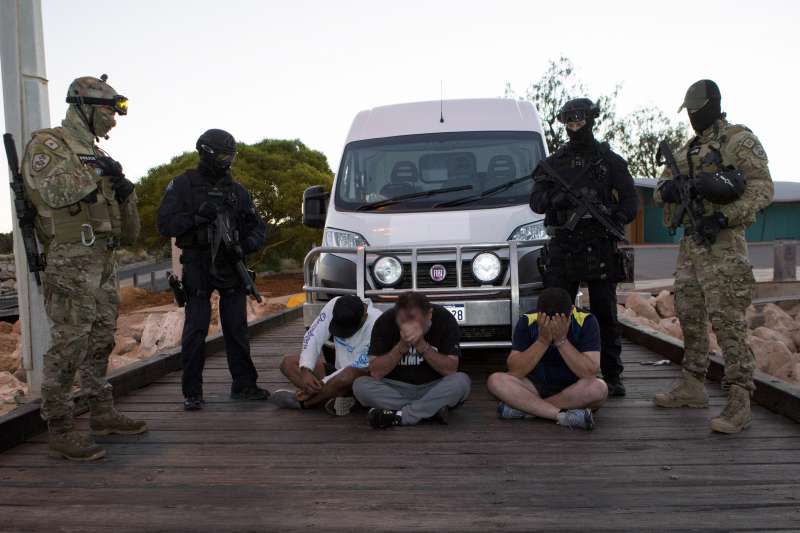 現場逮捕八名澳洲籍嫌犯。（法務部調查局提供）