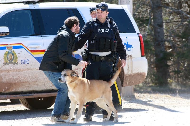 RCMP officers maintain roadblock in Portapique