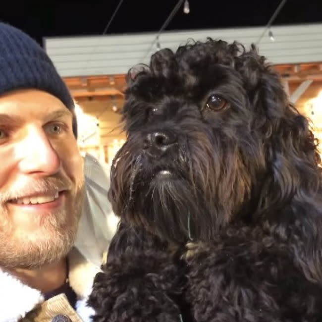 El actor Travis Van Winkle con su perrita Karen credit:Bang Showbiz