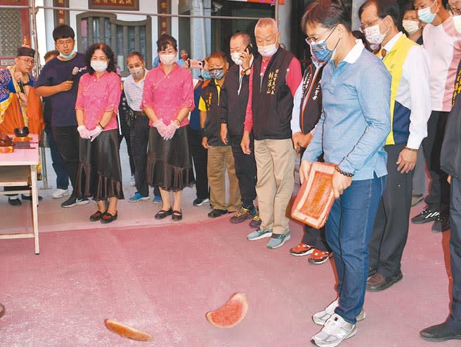 迎接明年「南瑤宮壬寅年笨港進香」，南瑤宮19日上午稟告媽祖，舉行擲筊擇日儀式，罕見地連續擲出7個「聖筊」。（吳敏菁攝）