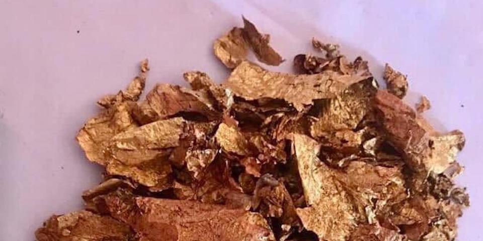 Gold flakes found near the bodies are shown.