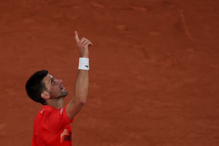 Djokovic celebra tras vencer a Yoshihito Nishioka en su estreno en el Court Philippe-Chatrier en París