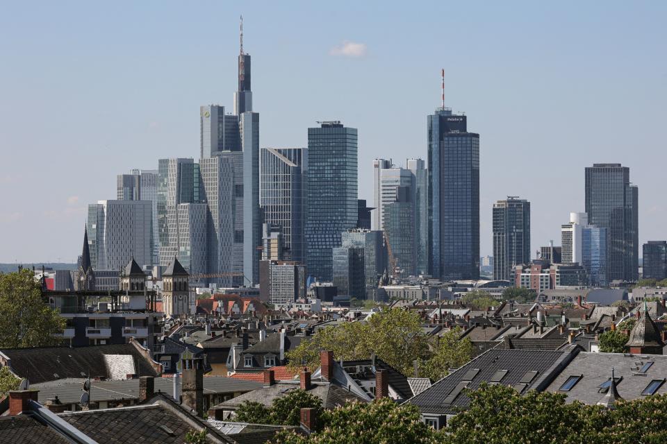 <p>De todas las ciudades analizadas, Frankfurt es la que obtiene mayor riesgo de burbuja inmobiliaria. Y es que los precios de la vivienda en la urbe alemana han crecido un 10% anual en los últimos cinco años. Su puntuación es de 2,16 (con más de 1,5 ya hay riesgo de burbuja). (Photo by YANN SCHREIBER/AFP via Getty Images)</p> 