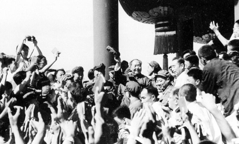 中共第一代領導人毛澤東1966年8月在北京接受人民歡迎的資料照片。美聯社