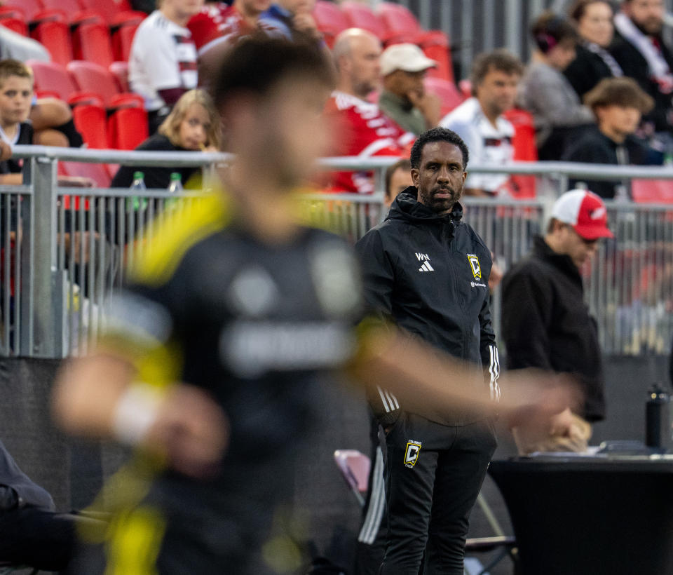 LEESBURG, VA – 10 DE MAYO: El entrenador en jefe Wilfried Nancy del Columbus Crew habla con su equipo durante un partido de la Copa Abierta de EE. UU. entre Columbus Crew y Loudon United FC en Segra Field el 10 de mayo de 2023 en Leesburg, Virginia.  (Foto de Brad Smith/USSF/Getty Images).