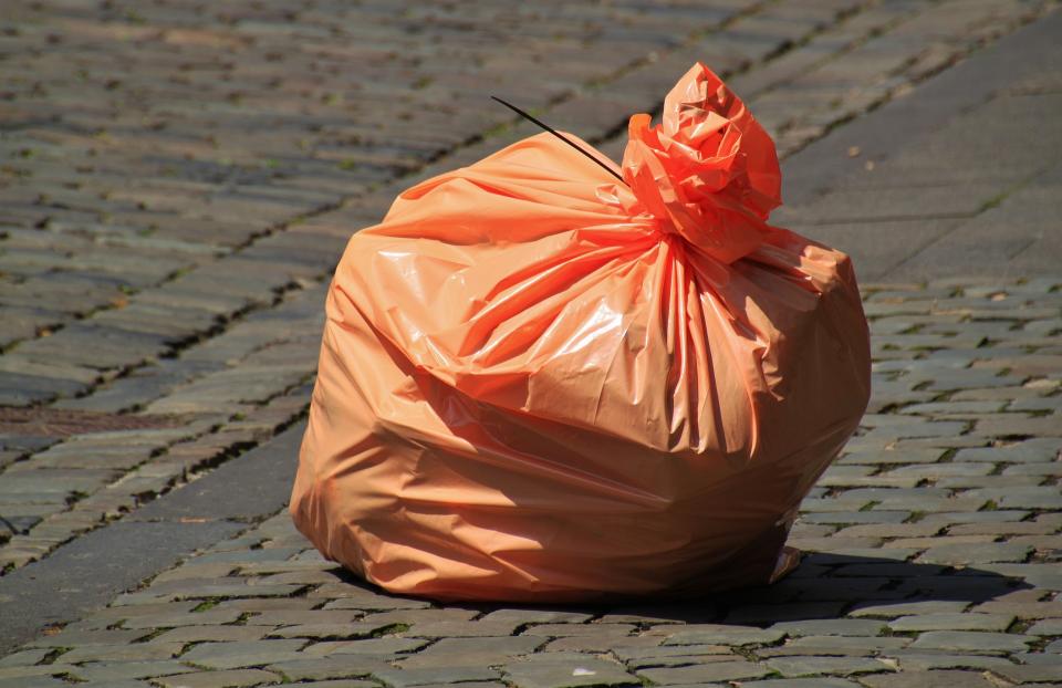 陳姓老翁把一袋垃圾丟到旁邊的垃圾暫放區。（示意圖／翻攝自pixabay）