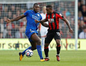 <p>Soccer Football – Premier League – AFC Bournemouth vs Leicester City – Vitality Stadium, Bournemouth, Britain – September 30, 2017 Leicester City’s Wes Morgan in action with Bournemouth’s Jermain Defoe REUTERS/Peter Nicholls EDITORIAL USE ONLY. No use with unauthorized audio, video, data, fixture lists, club/league logos or “live” services. Online in-match use limited to 75 images, no video emulation. No use in betting, games or single club/league/player publications. Please contact your account representative for further details. </p>