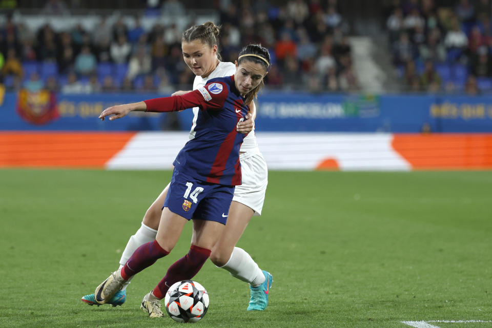 Barcelona's Aitana Bonmati, right, challenges for the ball with Brann's Anna Nerland Aahjem during the women's Champions League quarterfinals, second leg, soccer match between FC Barcelona and SK Brann Kvinner at the Estadi Johan Cruyff in Barcelona, Spain, Thursday, March 28, 2024. (AP Photo/Joan Monfort)