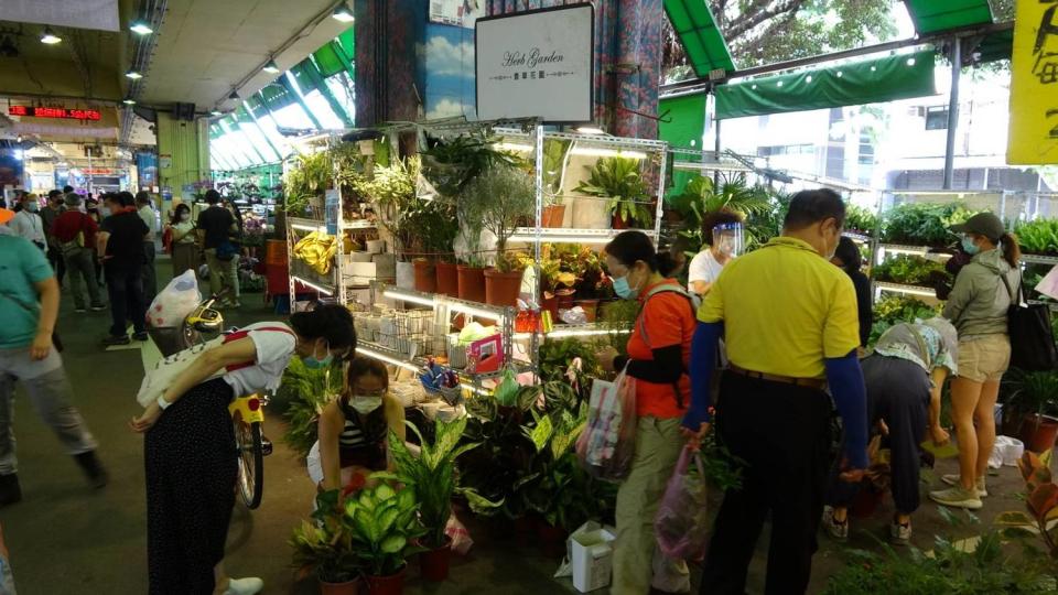 臺北市建國假日花市維持不販賣餐飲、不得邊走邊吃之規定，實施人流管制等相關防疫規範。   圖：台北市產業發展局提供