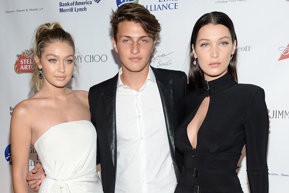 Gigi Hadid eröffnet als älteste Hadid die Tommy Hilfiger-Show, gefolgt von ihrer Schwester Bella und ihrem Bruder Anwar. (Bild: AP Photo)