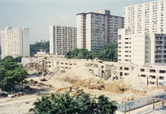 90年代邨內舊式公屋樓宇清拆重建，陳琬琛協助居民搬遷事宜。（香港公共圖書館圖片）