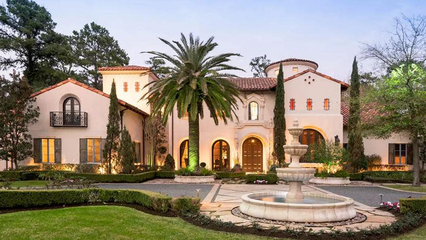 The superstar stayed in this palatial mansion in Texas, which costs a whopping $13,404 per night to rent.