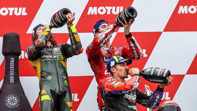 Pembalap finis 1-3 di MotoGP Belanda: Marco Bezzecchi, Pecco Bagnaia, dan Maverick Vinales. (Vincent Jannink / ANP / AFP)