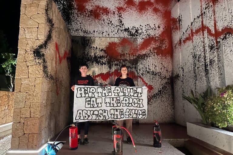 Activistas de Futuro Vegetal arrojaron pintura a la mansión de Messi en Ibiza