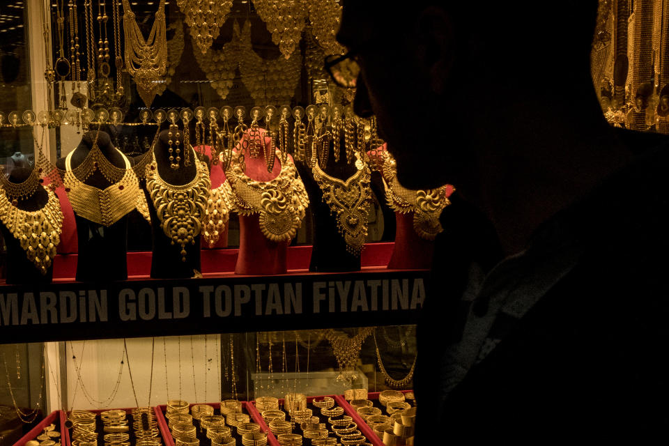 ISTANBUL, TURKEY - OCTOBER 06: People look at a gold store in  Istanbul's Grand Bazaar, on October 06, 2022 in Istanbul, Turkey. As Turkey's inflation continues to soar and the Turkish Lira continues to weaken, many have turned to investing in gold. Turkey's gold imports have jumped more than 500% as inflation climbs to 83.45% in September according to recent data from Turkey's Trade Ministry. For many Turks holding gold is a good investment amid tough economic times.  (Photo by Chris McGrath/Getty Images)