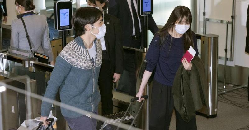 真子公主（右）與小室圭14日離開東京前往紐約。（翻攝MothershipSG推特）