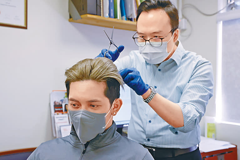 ■工作人員在威威頭部左右及後腦三個部位剪髮。