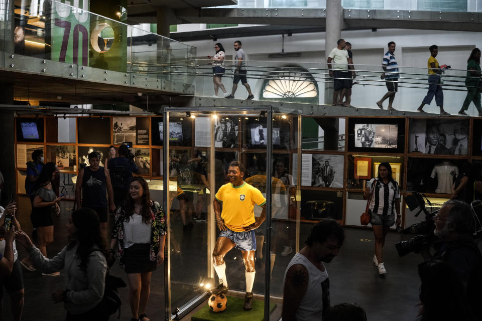 Una estatua de Pelé con el jersey amarillo de la selección brasileña y el número 10 estampado en la espalda es exhibida en una vitrina de vidrio en el Museo Pelé en la ciudad de Santos, Brasil, el viernes 30 de diciembre de 2022. (AP Foto/Matias Delacroix)