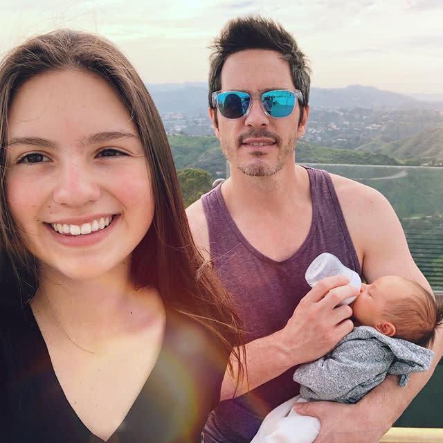 Mauricio Ochmann feliz con sus hijitas/Mauricio Ochmann/Instagram