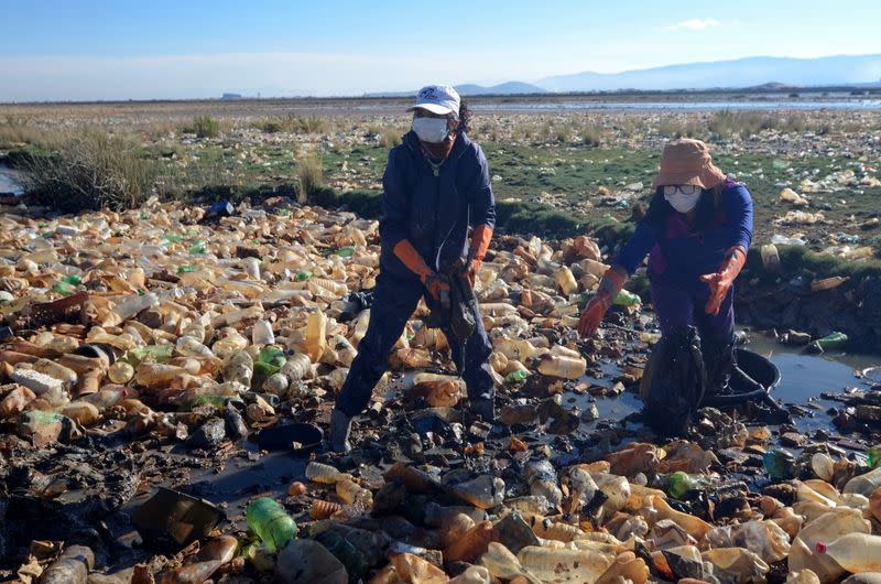 Voluntarios retiran plástico y otros restos que han contaminado y secado el Lago Uru Uru de Bolivia. Oruro, abril 2021. REUTERS/Claudia Morales