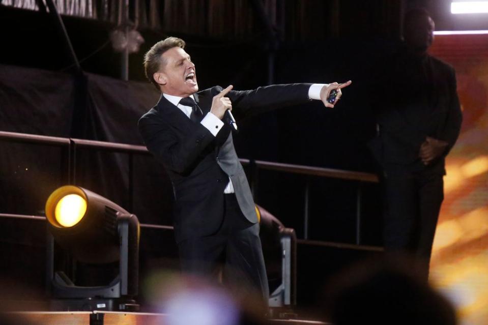 El cantante Luis Miguel en su concierto de Córdoba, donde empieza su gira por España