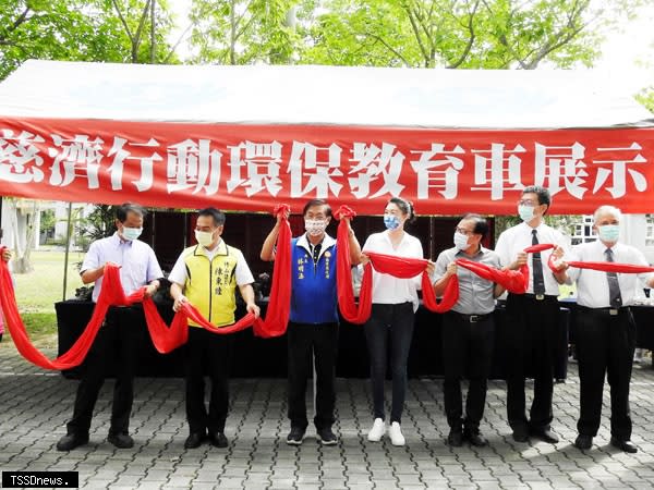 慈濟行動環保教育車開進竹山國小，縣長林明溱等人為展出揭開序幕。（記者蔡榮宗攝）