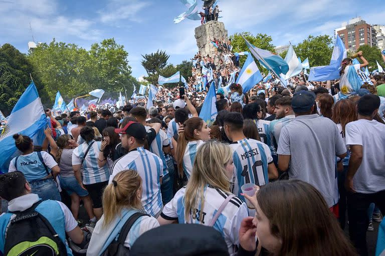 La gente reunida en el Parque San Martín