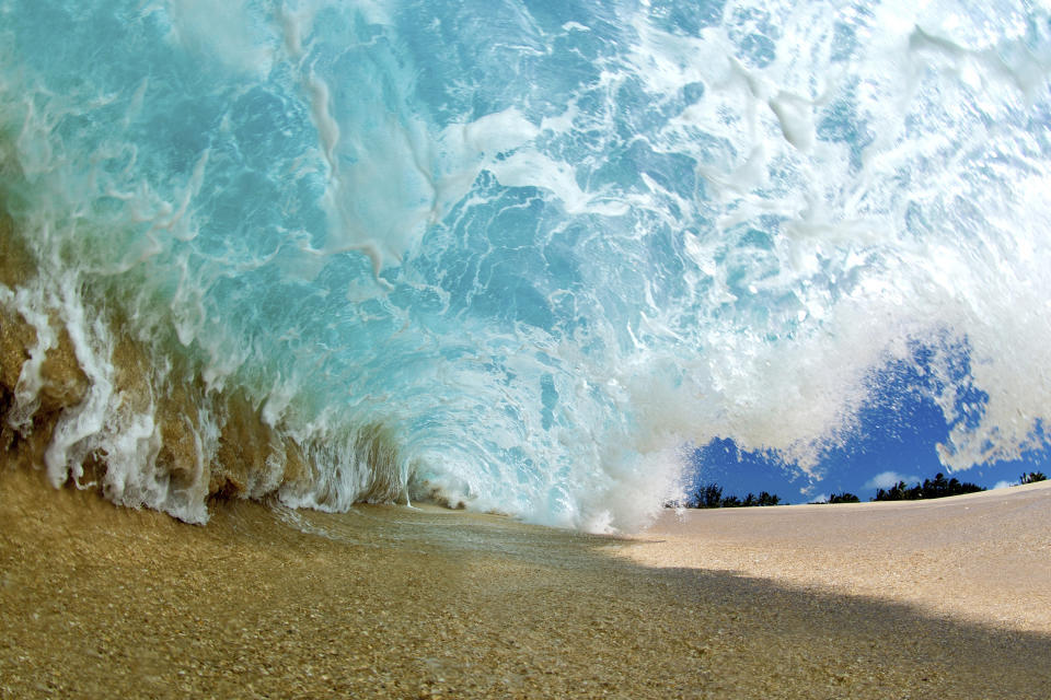 En esta fotografía sin fecha titulada "Last Blast" una ola rompe en la costa norte de Oahu cerca de Haleiwa, Hawái. La imagen aparece en el libro "The Art of Waves" del fotógrafo Clark Little. (Clark Little via AP)