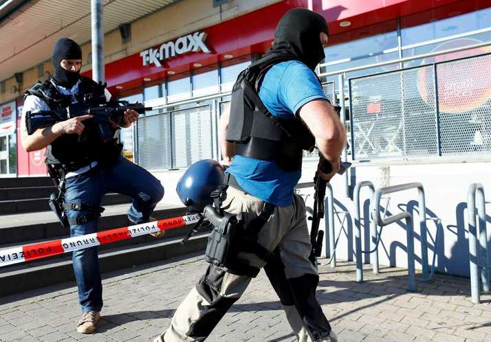 Im hessischen Viernheim verschanzte sich am Donnerstagnachmittag ein bewaffneter Mann in einem Kinosaal. 25 Menschen wurden durch Reizgas verletzt. (Bild: Reuters/Ralph Orlowski)