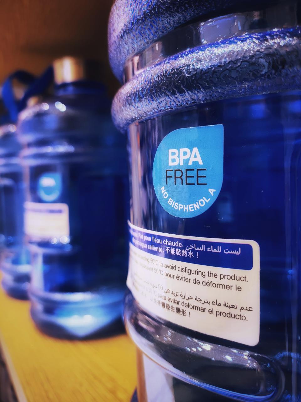 Los recipientes de agua también pueden contener BPA o alguno de sus nuevos sustitutos (Foto:Getty)