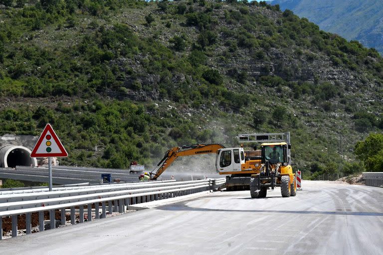 Montenegro construye un autopista que destruye su economía