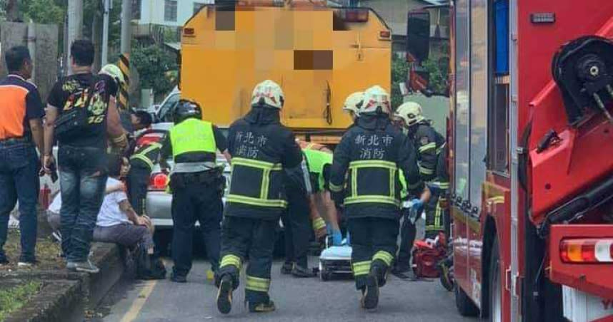 小客車疑因疲勞駕駛而撞上掃街車，所幸車上4人皆無生命危險。（圖／翻攝畫面）