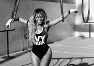 <p>Noch während ihrer Zeit bei Destiny’s Child entwarf Beyoncé mit Mutter Tina Knowles Mode für ihr Label House of Deréon. Den frischen Look ihres Konzeptalbums „Lemonade“ begleitete die Sängerin 2016 mit der sportlich-urbanen Kollektion „Ivy Park“. Die gab es unter anderem bei Topshop und Zalando zu kaufen. (Bild: Screenshot/Instagram/weareivypark) </p>