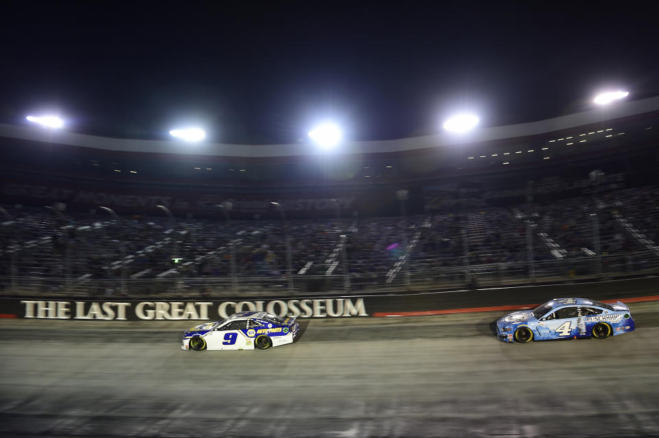 BRISTOL, TENNESSEE - SEPTEMBER 19: Chase Elliott, driver of the #9 NAPA Auto Parts Chevrolet, and Kevin Harvick, driver of the #4 Busch Light Ford, race during the NASCAR Cup Series Bass Pro Shops Night Race at Bristol Motor Speedway on September 19, 2020 in Bristol, Tennessee. (Photo by Jared C. Tilton/Getty Images)