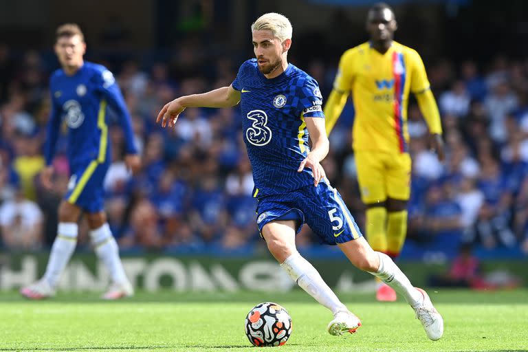 Jorginho, ya arrancó la temporada 2021/22 con Chelsea; en la imagen, durante el partido con Crystal Palace en Stamford Bridge el sábado pasado