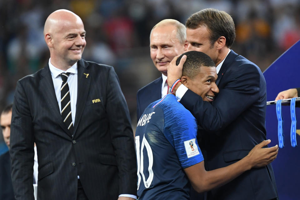 Kylian Mbappé embrassé par Emmanuel Macron lors de la remise de la Coupe du Monde