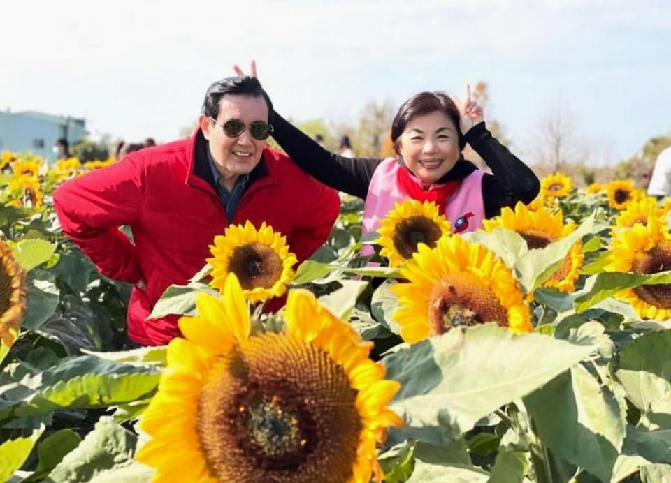 馬英九與楊瓊瓔走訪后里中社花市歐式花園。（記者陳金龍攝）