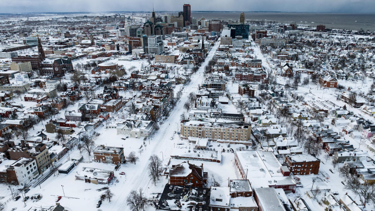 Snow blankets Buffalo, N.Y.