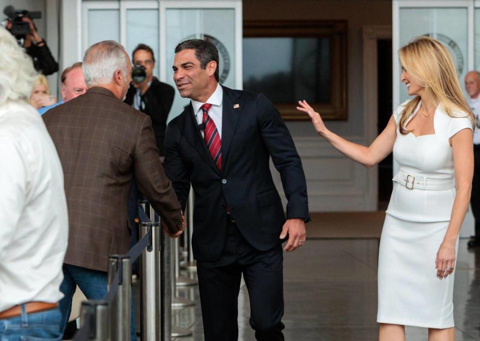 El alcalde de Miami, Francis Suárez, saluda a sus seguidores junto a su esposa, Gloria, antes de su primer discurso como candidato a la nominación presidencial republicana de 2024 en la Biblioteca Presidencial Ronald Reagan, en Simi Valley, California, el jueves 15 de junio de 2023.