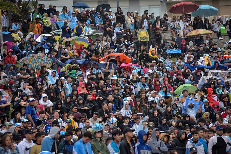 A pesar del mal tiempo los hinchas argentinos alentaron a la Selección en Mar del Plata